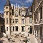 L’Hôtel Bourgtheroulde : Un joyau historique au cœur de Rouen, offrant une expérience unique